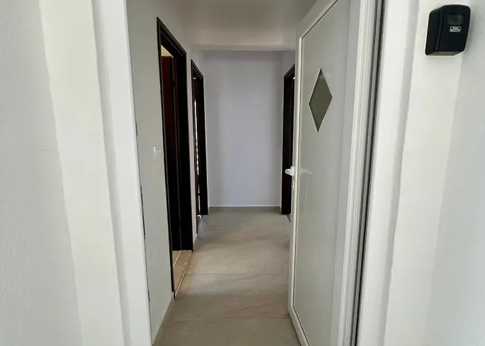 Chez Michi Floor Τρογκίρ